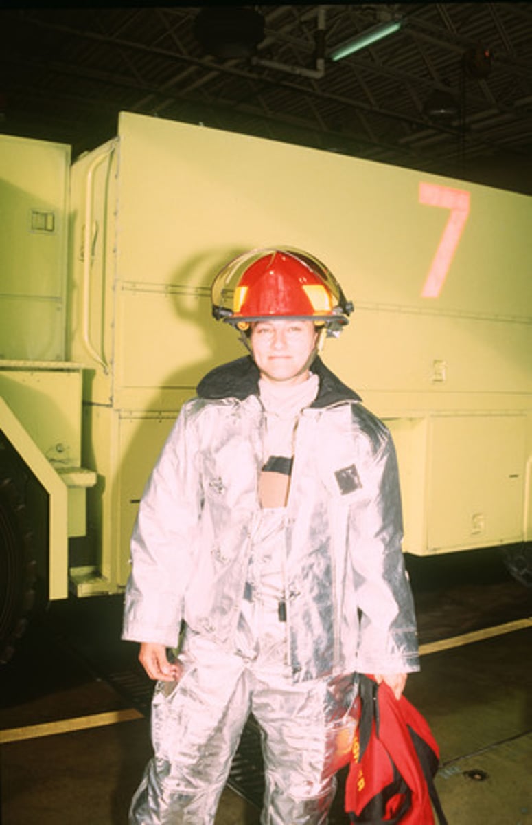 <p>una mujer que extingue los fuegos</p><p>(firefighter-female)</p>