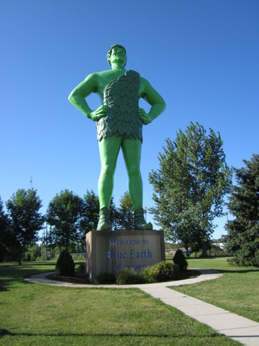 <p>(n.) a creature of enormous size, power, or appearance</p><p>SYN: whale, elephant, colossus</p><p>ANT: dwarf, pygmy, midget</p>