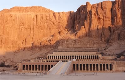 <p>-c. 1473-1458 BCE -rock cliff + red granite -Causeway ramps -Mourgue for Hatshepsut, female Pharaoh -Built on a cliff</p>
