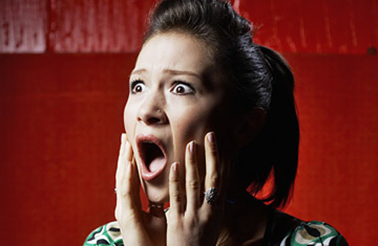 <p>v. làm giật mình, hoảng hốt</p>