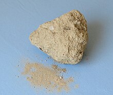 <p>zelo drobnozrnat in rahlo sprijet sediment rumenkaste barve, na kateri se lahko razvije ena najrodovitnejših prsti - černozjom</p>