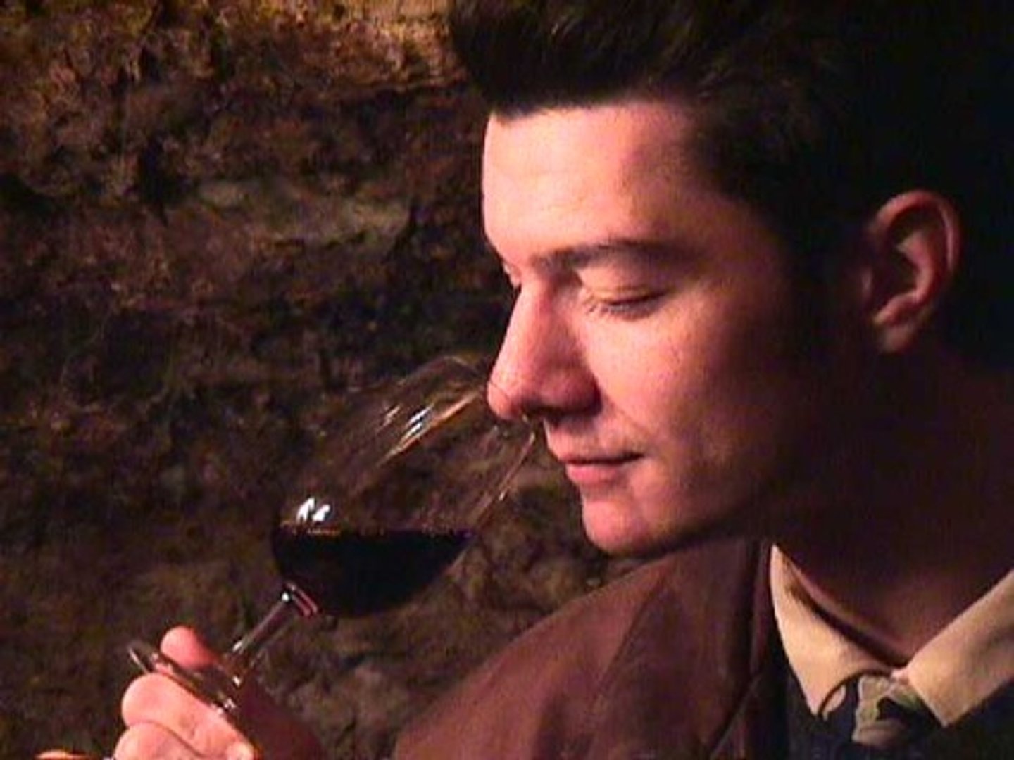 <p>n. an expert in matters of culture, food, or wine</p><p>ant: tyro; novice; neophyte</p>