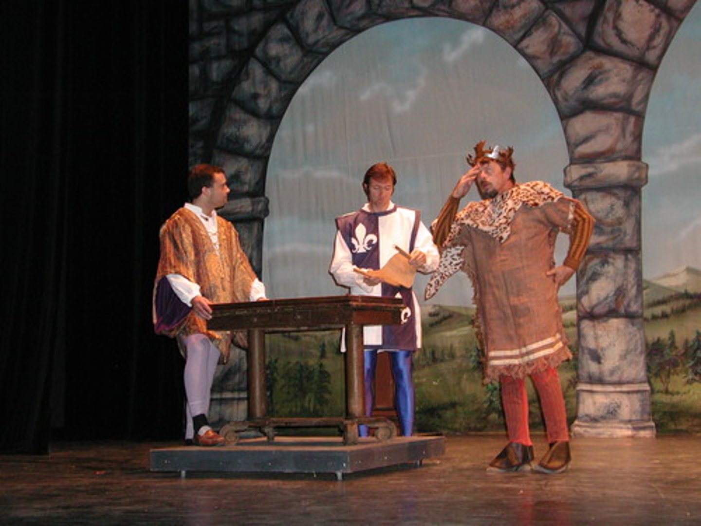 <p>Gawain brings back the girdle and his tales to Camelot, inspiring the other knights</p>