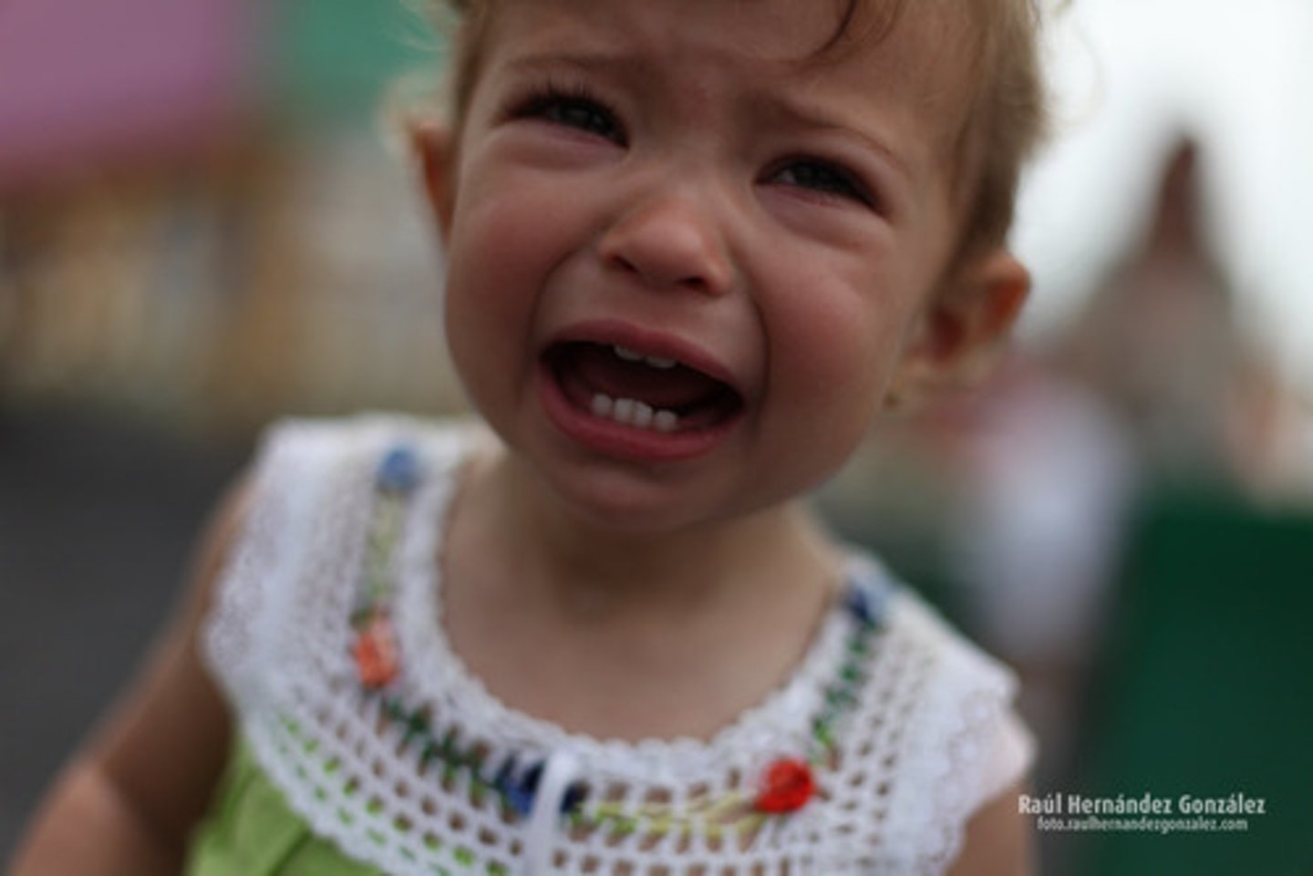 <p>to cry</p>