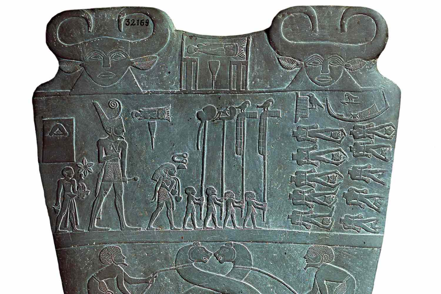 <p>Art style used by Egyptians in which the status of figures determined their size within an artwork </p><p>piece:<em> palette of King Narmer</em> </p>