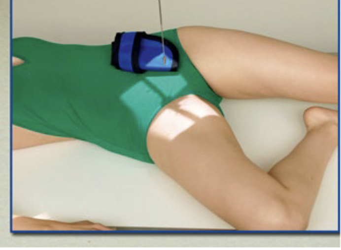 <p>Broad FS, 100cm</p><p>78kVp, 25mAs</p><p>Straight tube</p><p>CR: Cross hair lined up with pelvic crease</p>