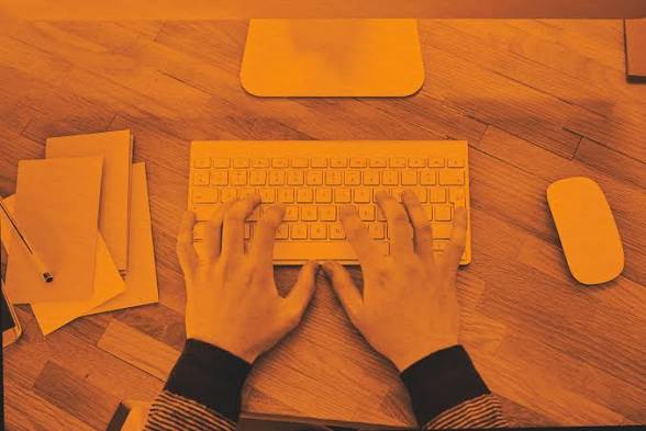 <p>Mike does/makes<br>Mike does his homework.</p>