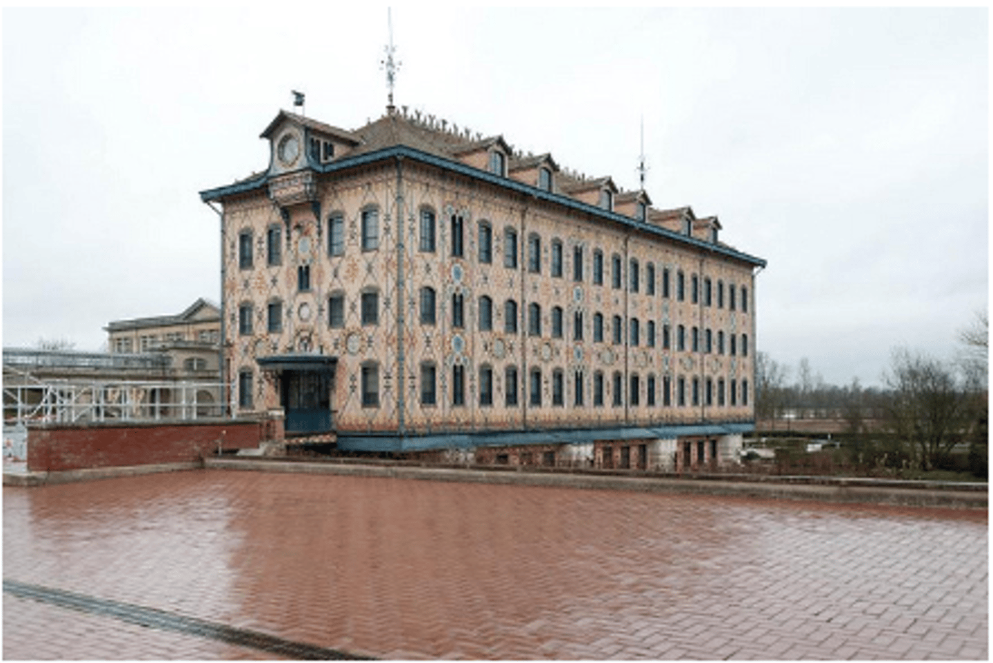 <p>STAAL</p><p>- gebouw staat bovenop een waterweg</p><p>- opvallende ruitvormige stalen elementen id gevel (tot die tijd was een houten gevelconstructie de gangbare norm = hout inruilen vr staal = slanker)</p>