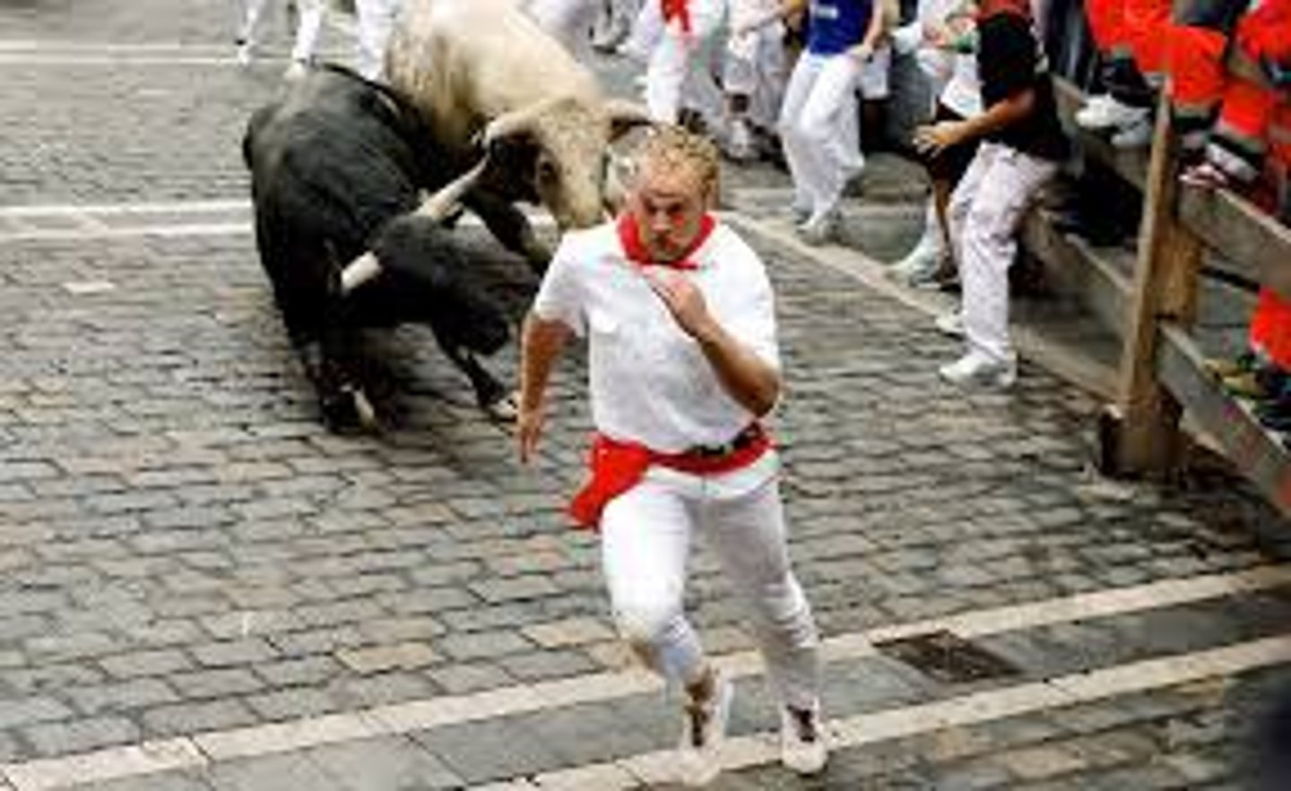 <p>Es en Pamplona, España.</p><p>Empieza el 6 de julio y termina el 14 de julio.</p><p>Las personas corren con los toros en las calles de Pamplona.</p><p>Hay las corridas de toros, también.</p>
