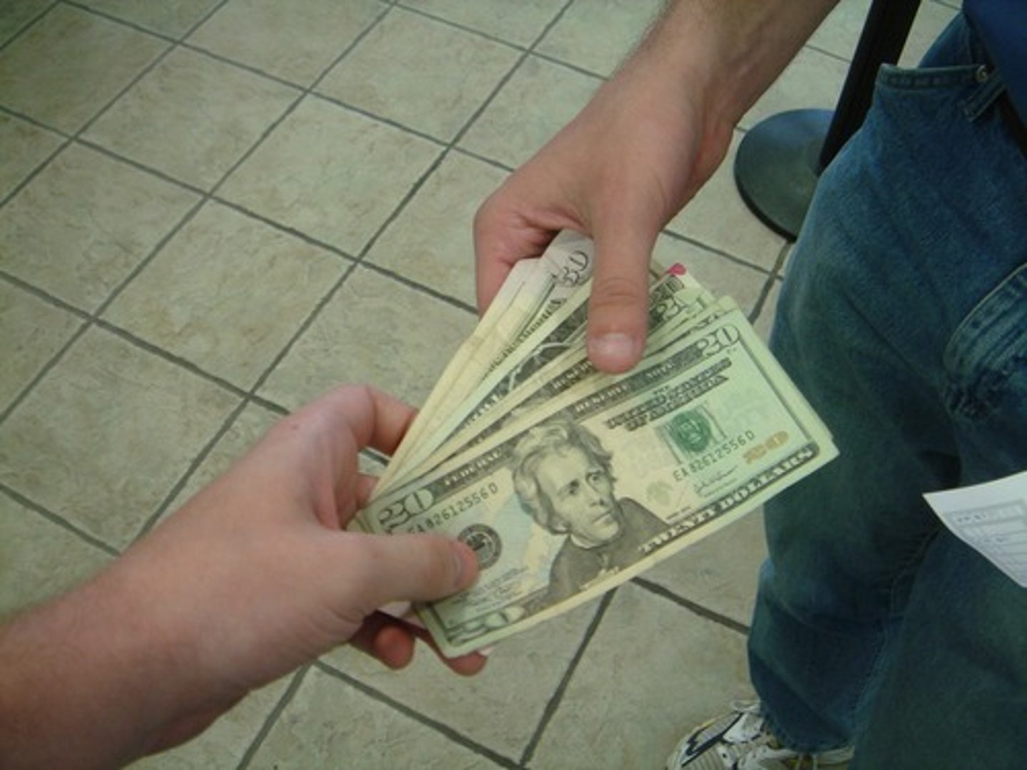 <p>to pay, pay for</p>