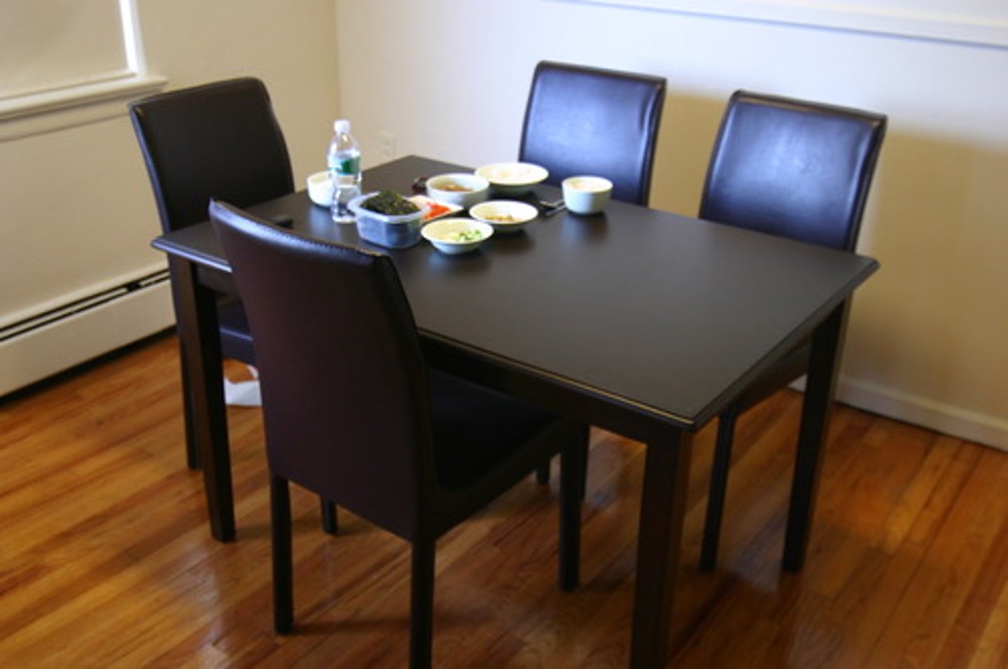 <p>bàn ăn<br>여기 테이블 좀 치워 주시겠어요?<br>Làm ơn dọn giúp cái bàn này</p>