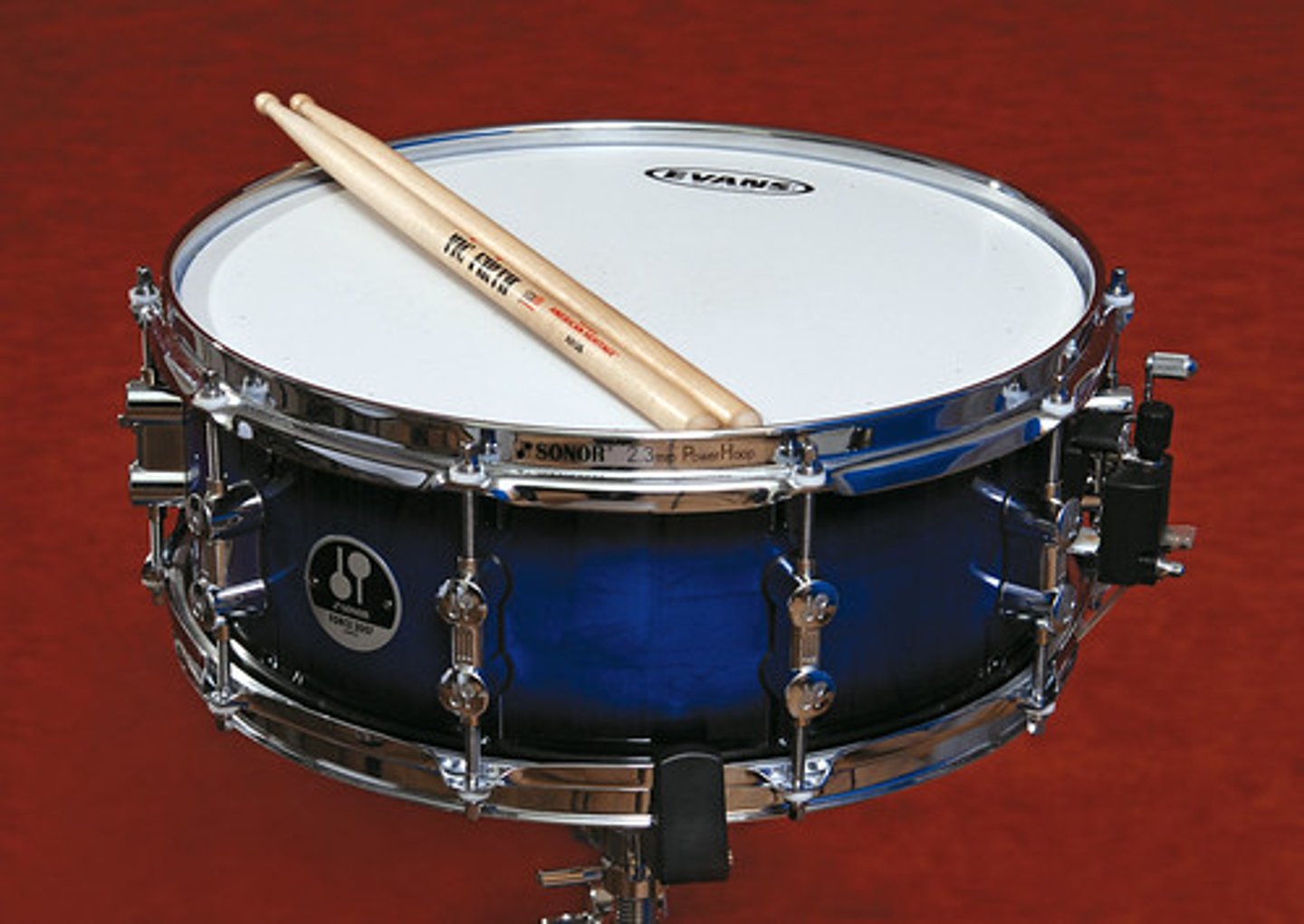 <p>instrumento de percusión, cilíndrico, cubierto con piel</p>