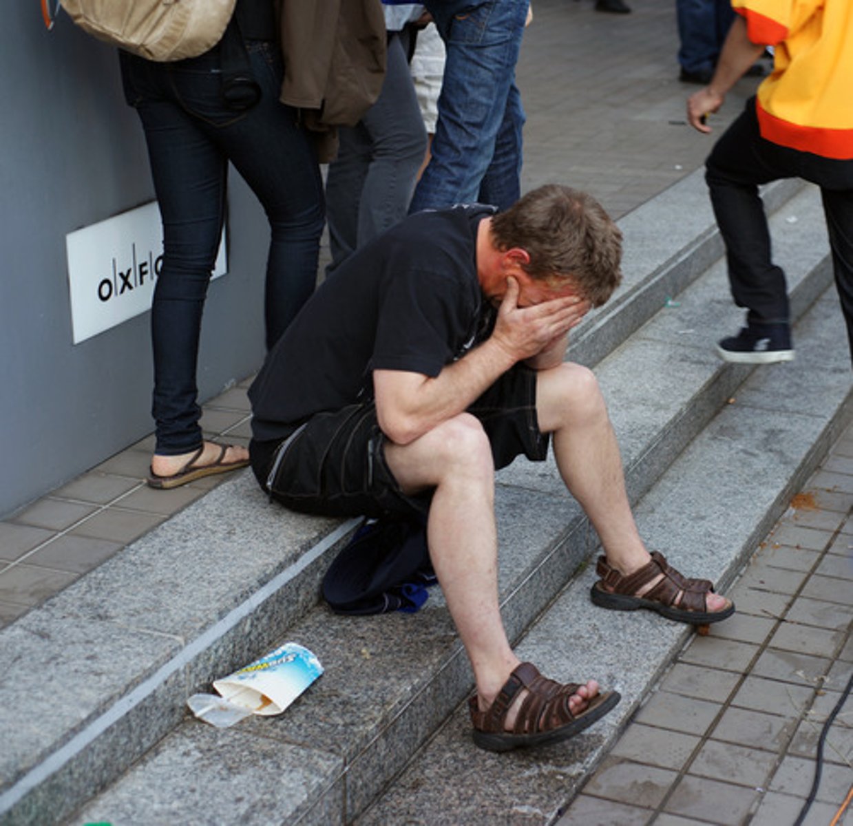 <p>làm bối rối/khiến ai khó hiểu</p>