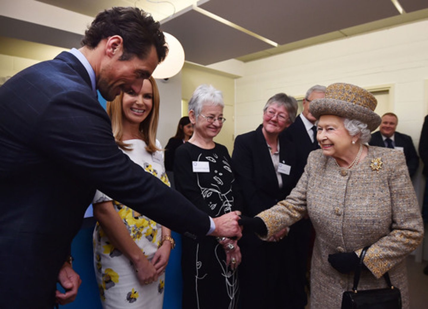 <p>to see (humble expression of 보다)</p>