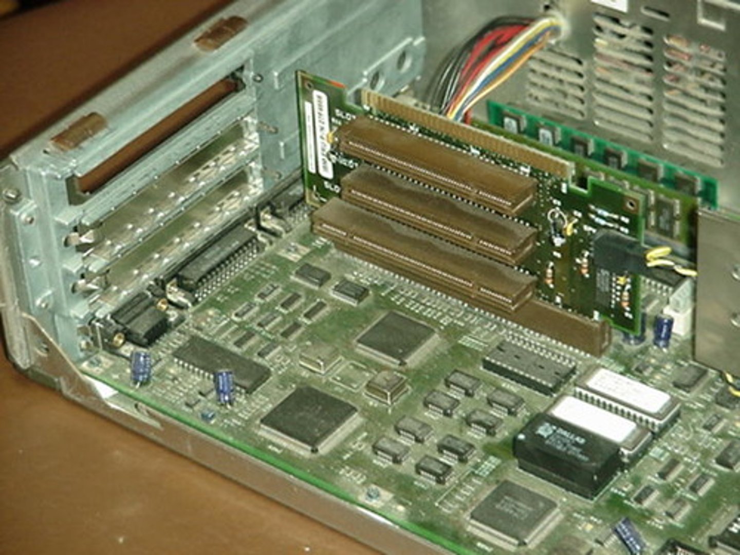 <p>A card that plugs into a motherboard and allows for expansion cards to be mounted parallel to the motherboard. Expansion cards are plugged into slots on the riser card.</p>