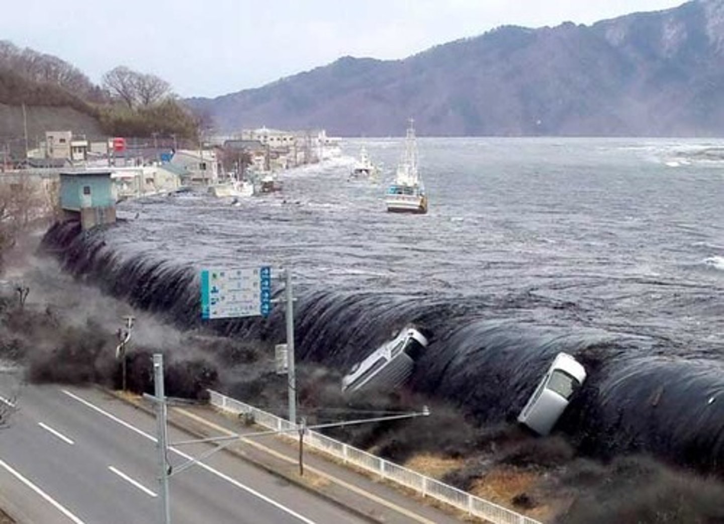 <p>つなみ Sóng thần, sóng thủy triều</p>