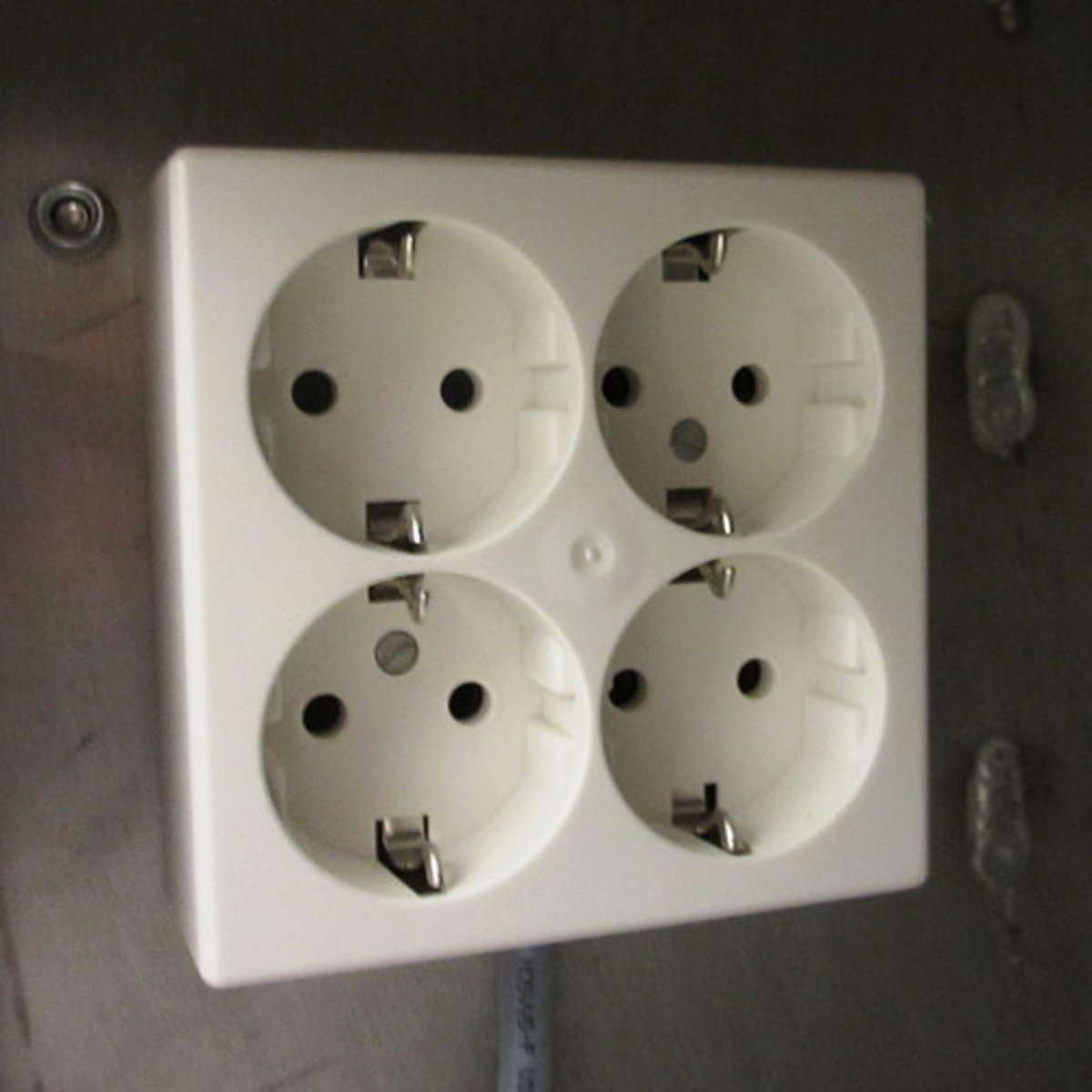 <p>ổ cắm điện</p>