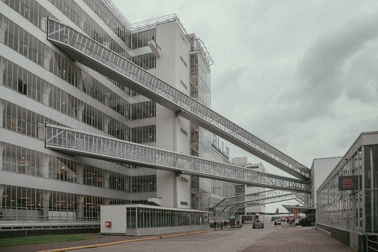 <ul><li><p>tobacco company, big early building with everything</p></li><li><p>multi-story > columns distribute load w/ broad tops</p></li><li><p>processes of industrial production visible + displayed</p><ul><li><p>placement w/ road intended</p></li></ul></li></ul><p></p>