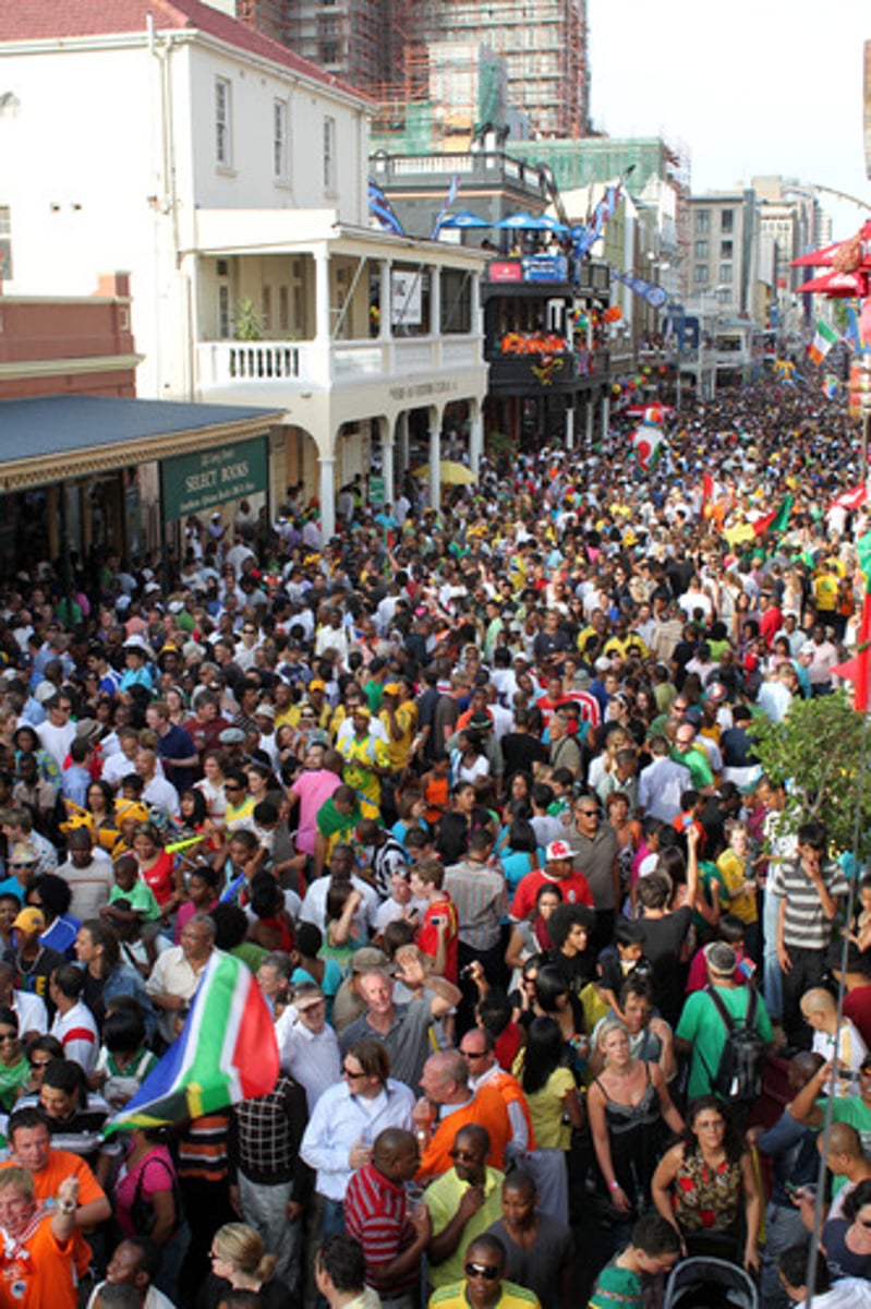 <p>to be very full of people or animals, all moving about</p>