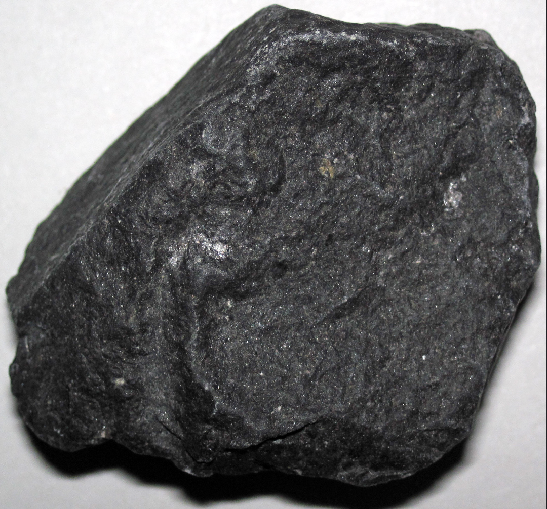 <p>-a dark, dense, igneous rock with a fine texture, found in oceanic crust -mafic -extrusive</p>