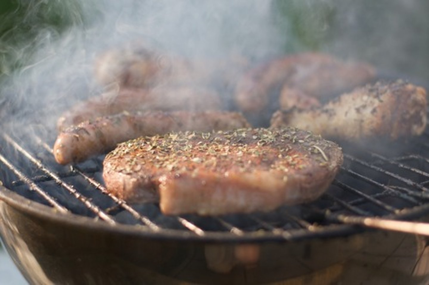 <p>to grill, to roast</p>