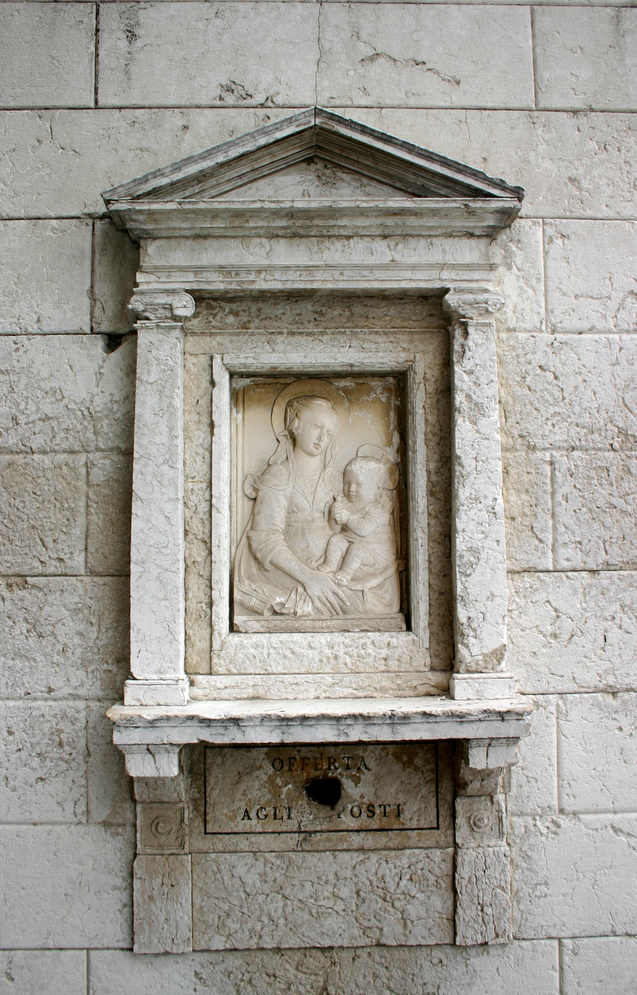 <p>Le "edicole", spesso chiamate anche "nicchie", sono piccoli spazi sacri incastonati nelle facciate degli edifici o lungo le strade, utilizzati per ospitare immagini sacre e oggetti di culto</p>