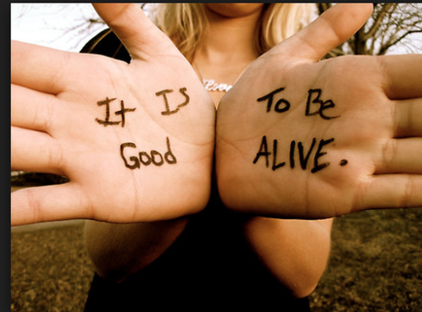<p>to exist</p>