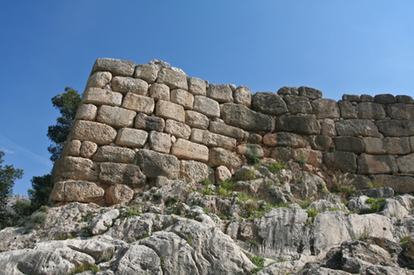 <p>- Original wall built c.1350 BC around top of city</p><p>- Enlarged in c.1200 BC to form a citadel</p><p>- Widest section : 5.5m - 7.5m thick</p><p>- Tallest section believed to be 12m high</p>