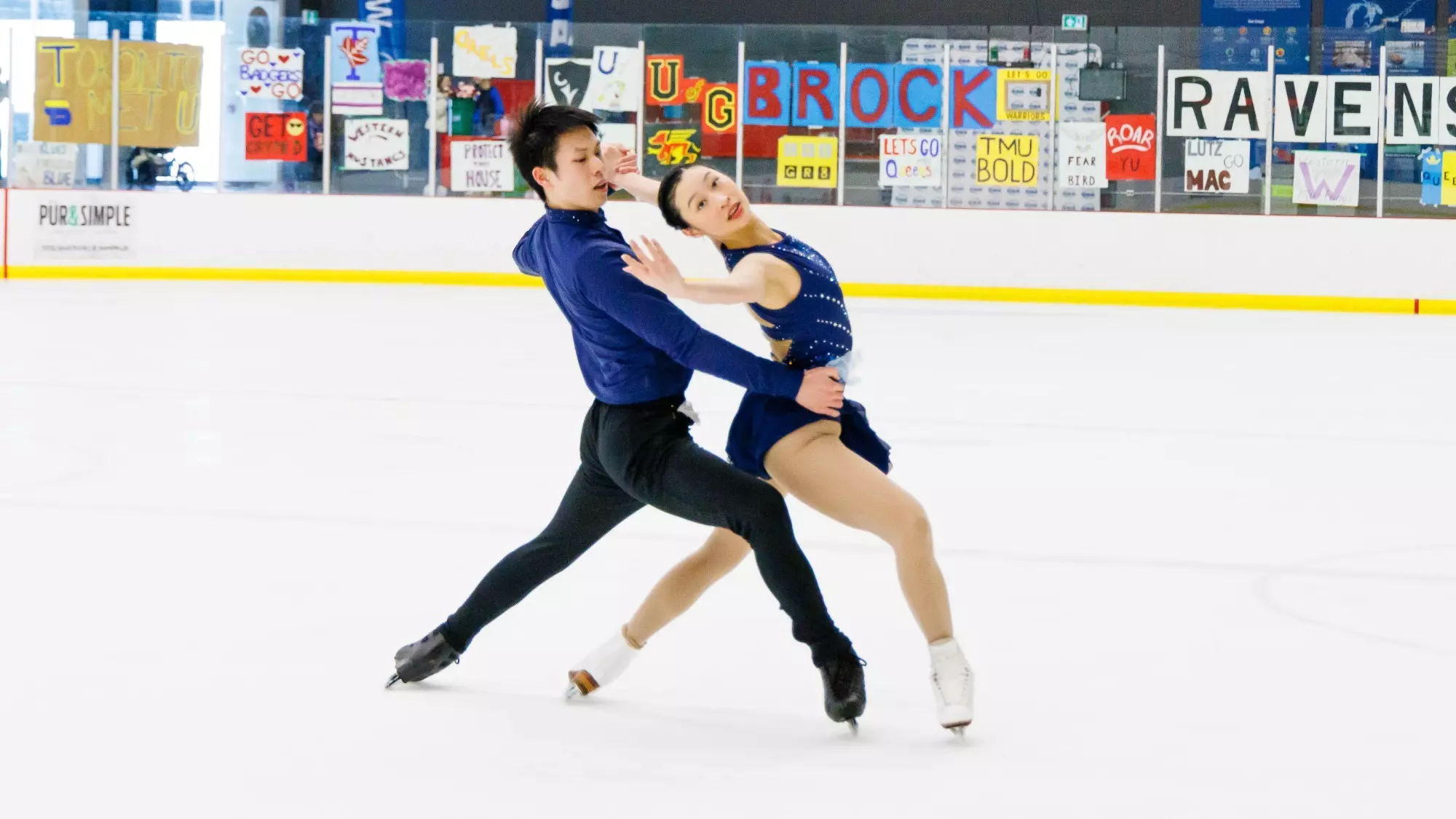 <p>Ils <strong><em>____ </em></strong>du patinage.</p>