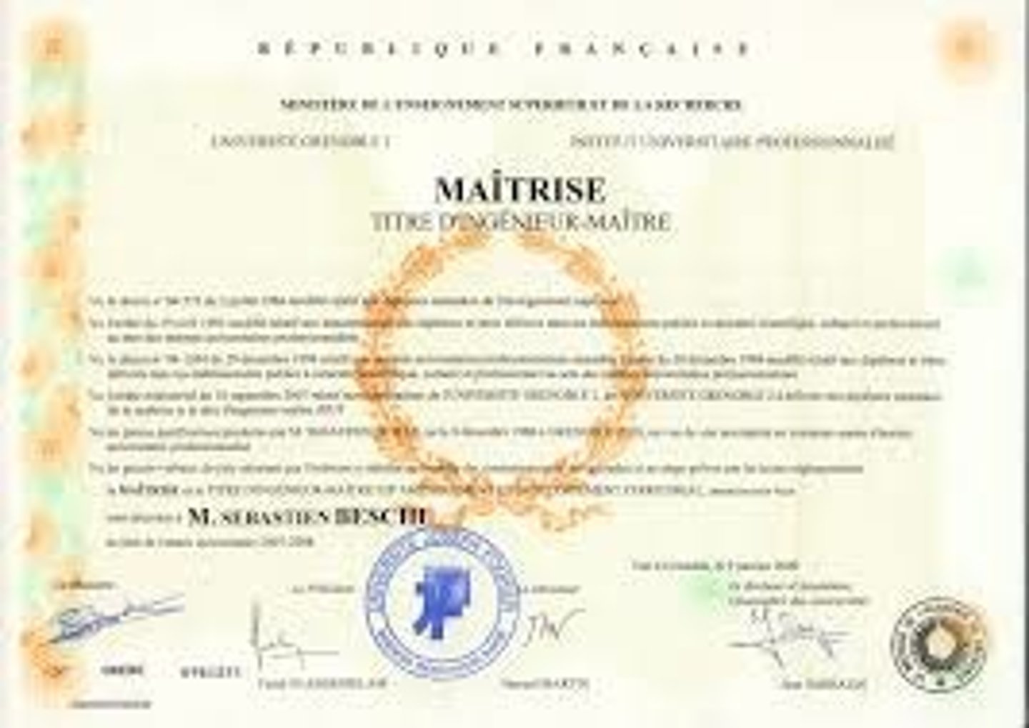 <p>Le diplôme bac +4/ 5 années d'études; après la licence, on le prépare en deux ans ou 120 crédits; choix entre professionnel ou recherche</p>