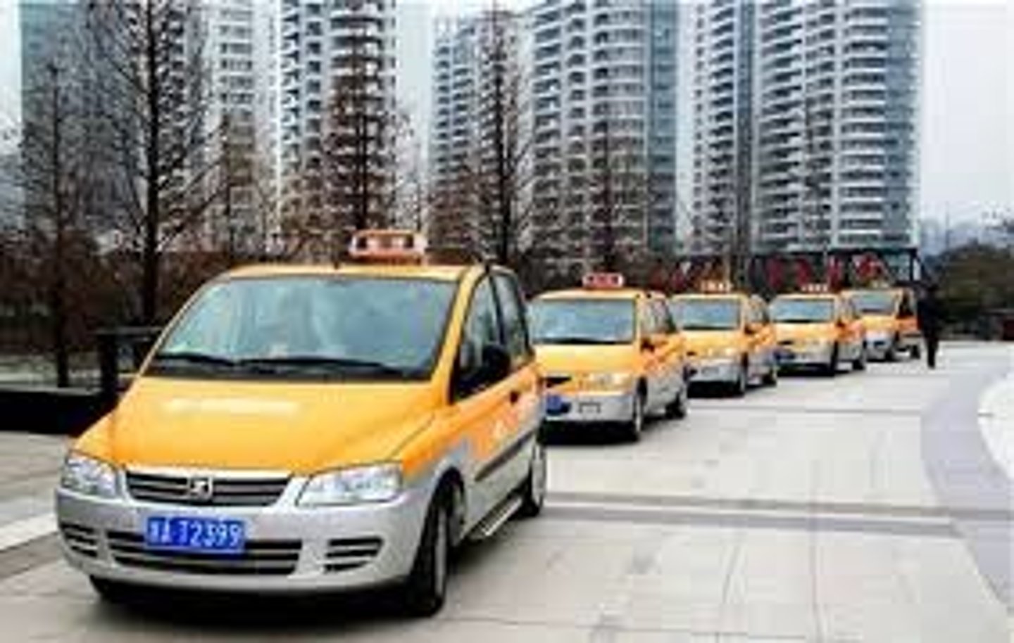 <p>chū zū qì chē <br>(taxi)</p>