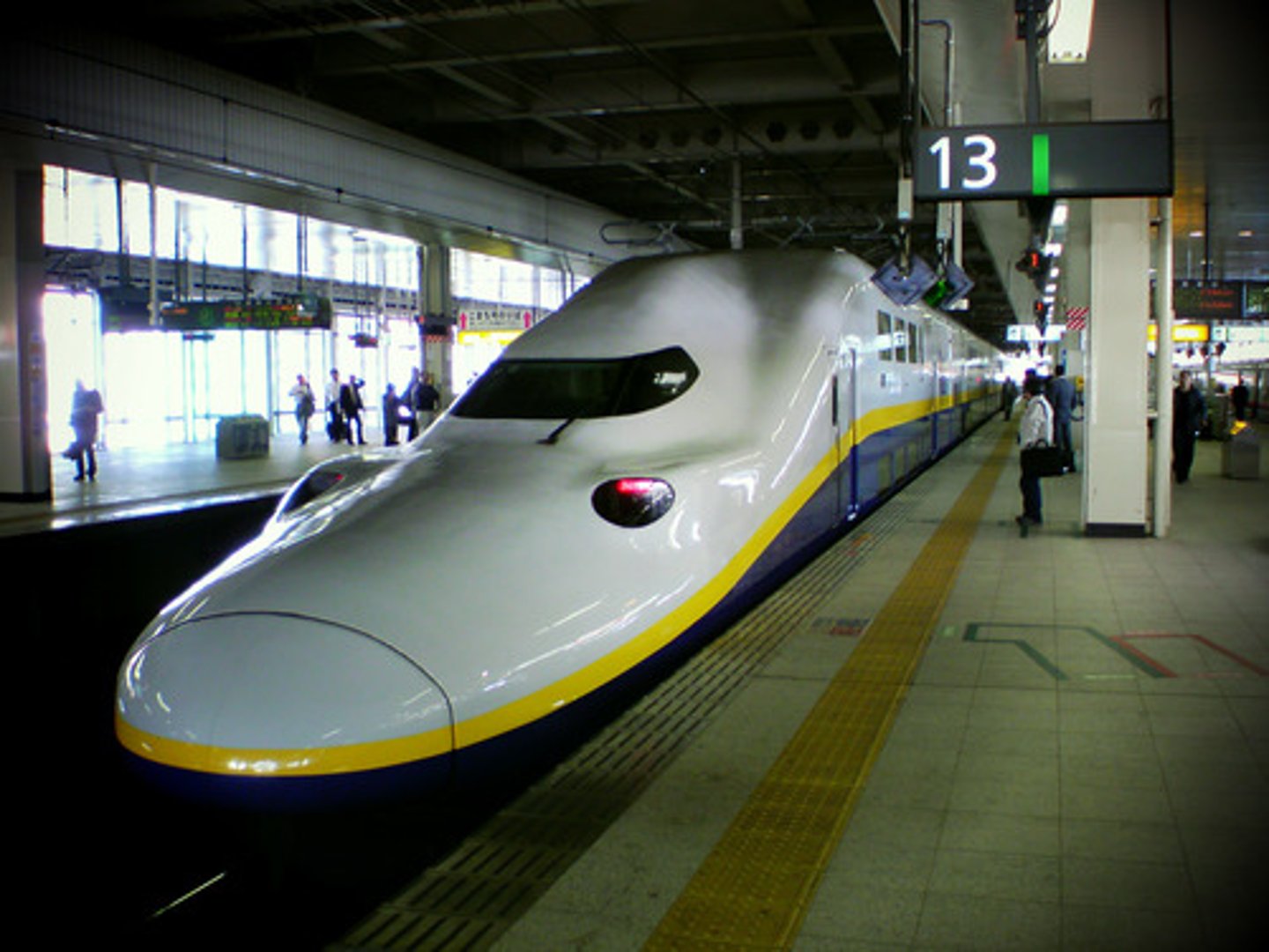 <p>tàu Shinkansen</p>