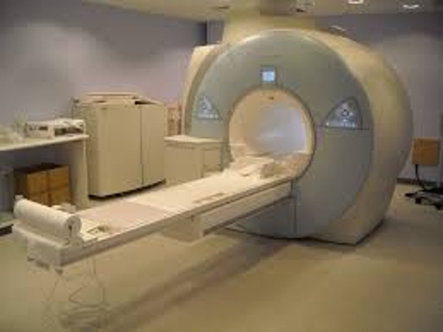 <p>Máy cộng hưởng từ - chụp hình chi tiết bên trong cơ thể. (He had a scan in the MRI scanner - Anh ấy được chụp trong máy MRI.)</p>