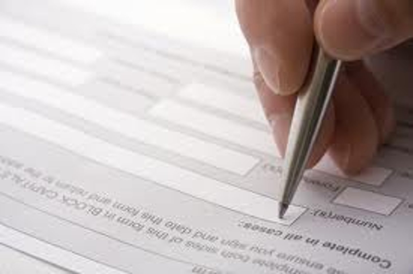 <p>to complete a form by writing information (neutral)</p><p>Please ~ this form before going through security.</p><p>I had to ~ my personal details at check-in.</p>