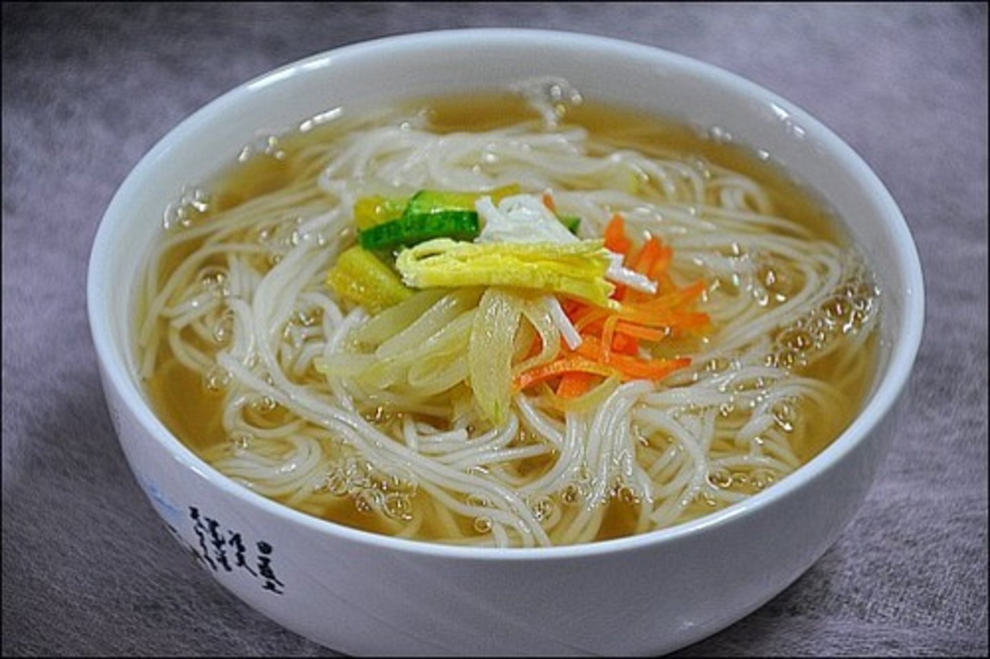 <p>mì, bún<br>저는 아침마다 국수를 먹어요.<br>Mỗi sáng tôi đều ăn phở.</p>