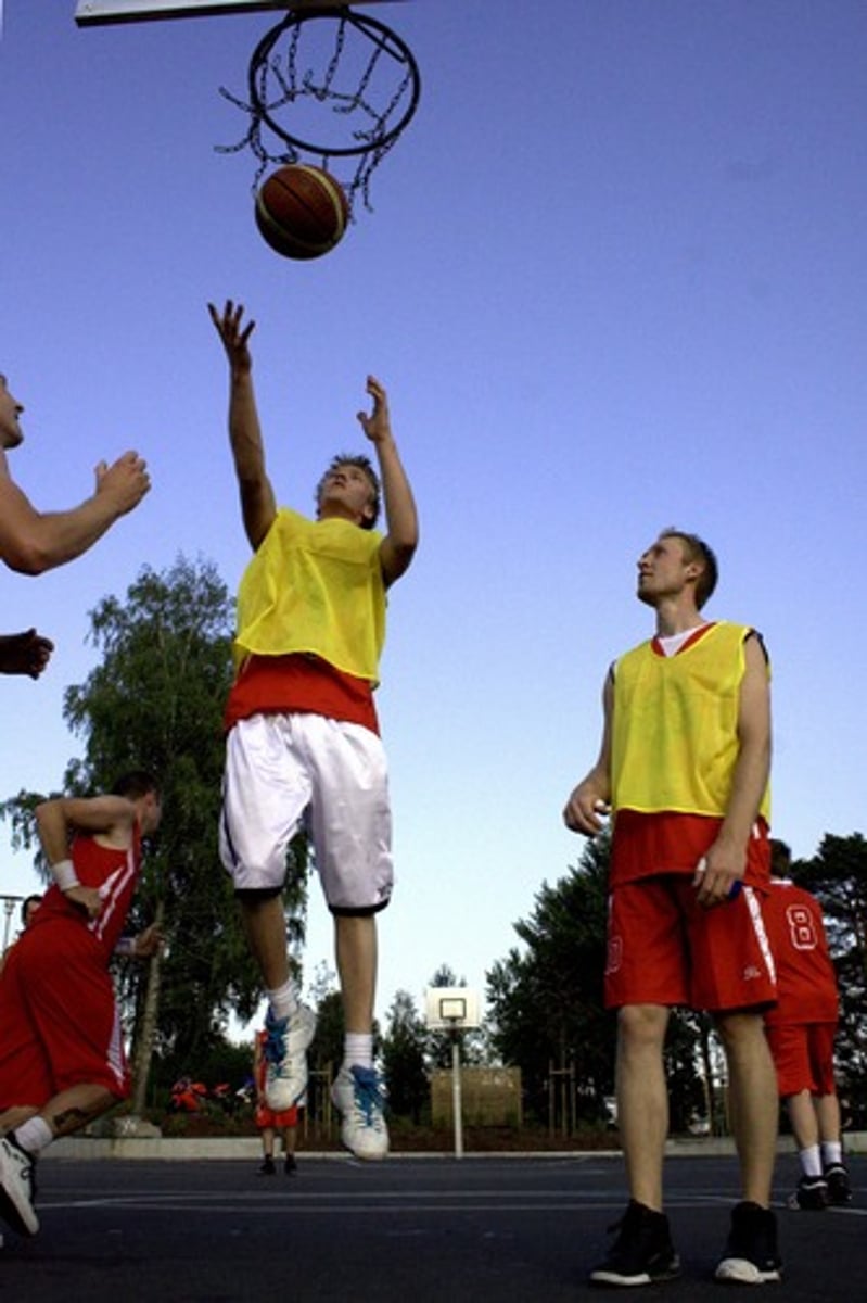 <p>to play ball (dǎ qiú)</p>