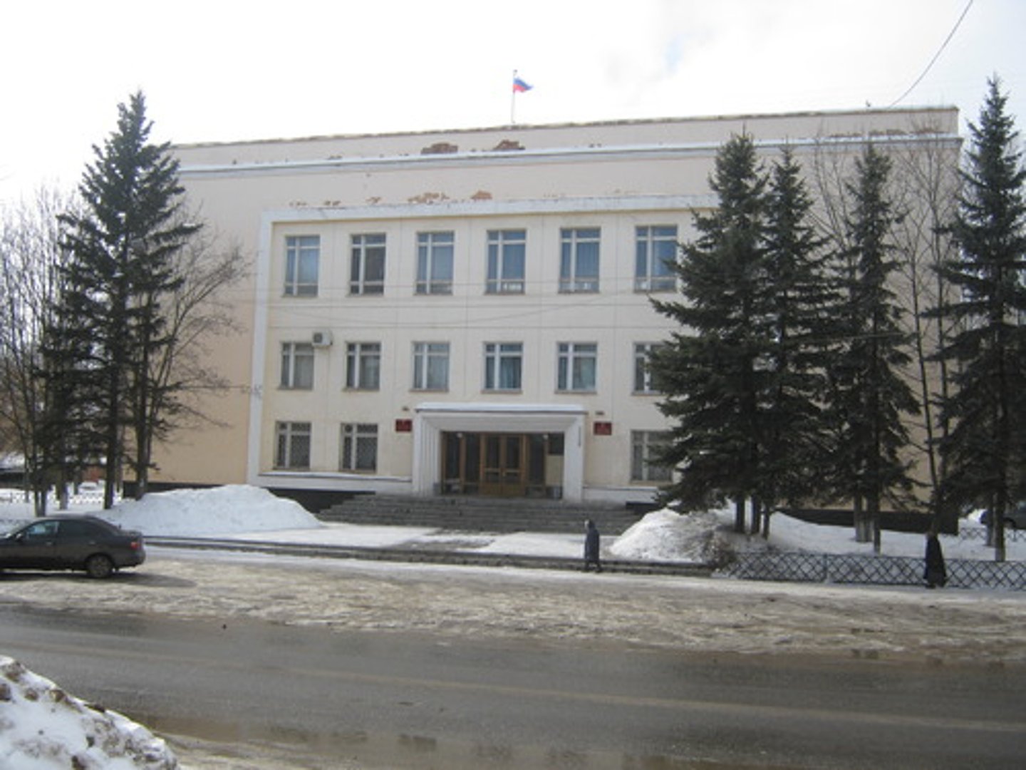 <p>resmi daire, belediye</p><p>役所で手続きをします。</p><p>Yakusho de tetsuzuki o shimasu.</p><p>Belediyede işlemleri yapıyorum.</p><p>役所に問い合わせます。</p><p>Yakusho ni toiawase shimasu.</p><p>Belediyeye soruyorum.</p>