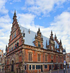 <p>Van welke bouwstijl is dit een voorbeeld? Waaraan is dat te herkennen? </p>