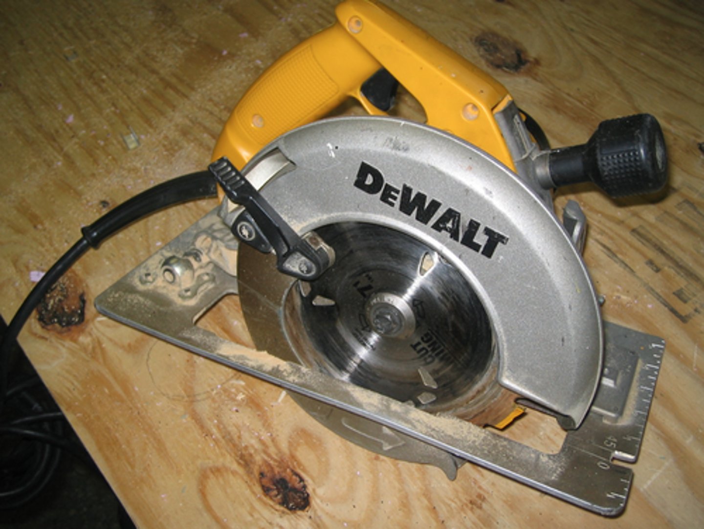 <p>Handheld power tool:<br>- Cuts wood primarily<br>- Changeable blade<br>- Adjust depth/angles</p>