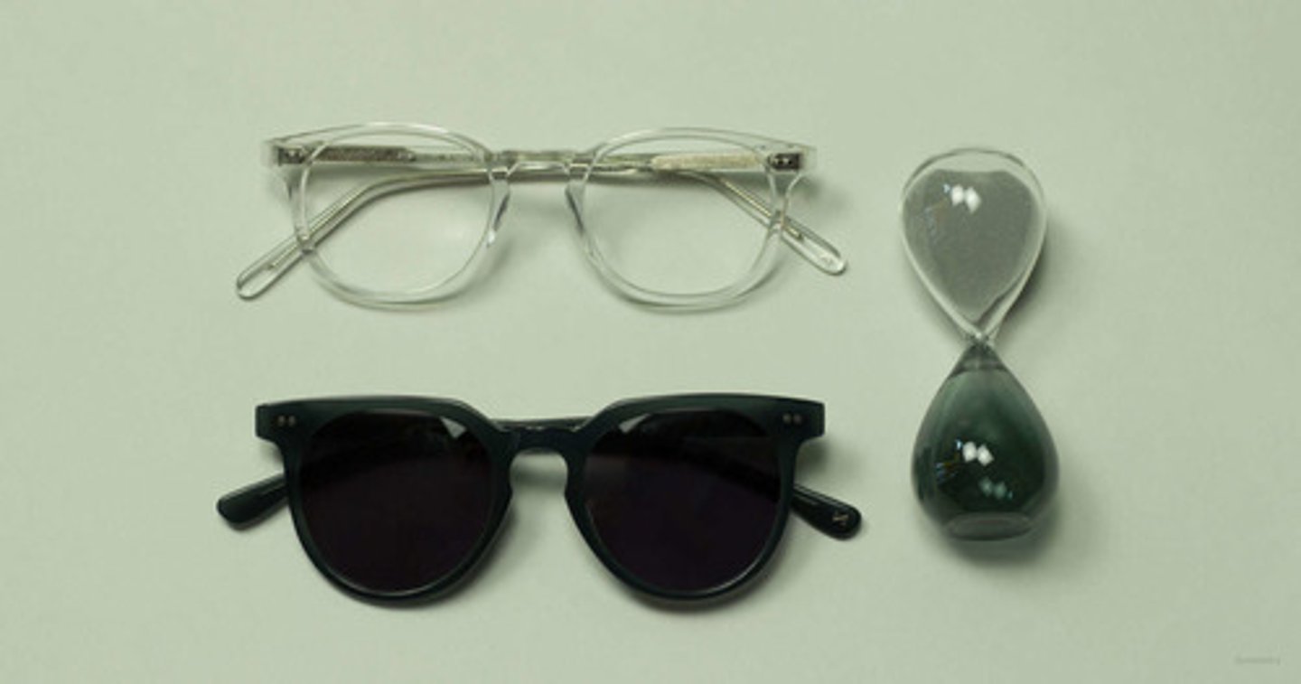 <p>Changes colour with light intensity.</p><p>Welding goggles, reactive spectacle lenses. security markers that show under UV light.</p>