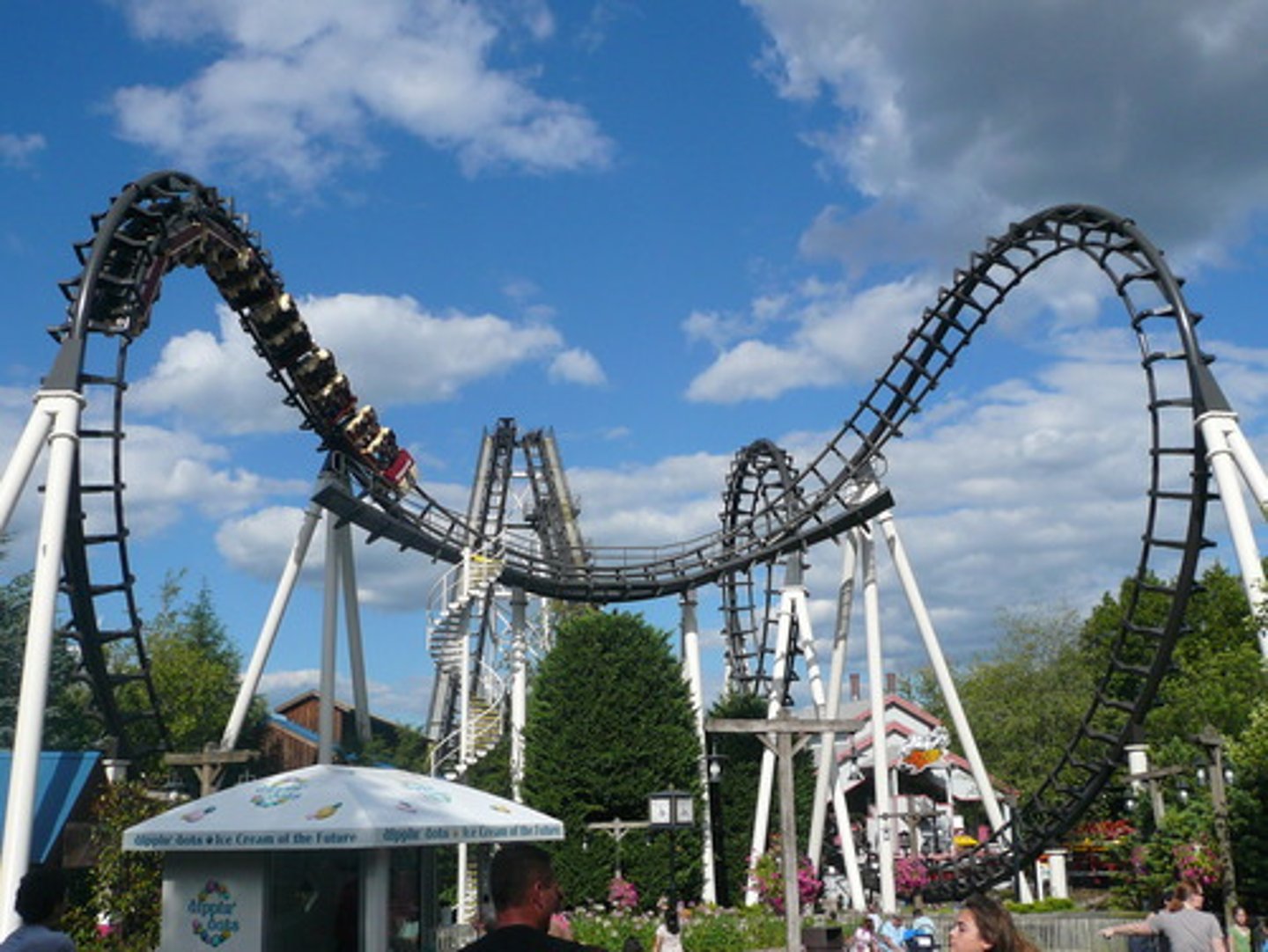 <p>американські гірки(an exciting entertainment in an amusement park, like a fast train that goes up and down very steep slopes and around very sudden bends - Children will love the indoor rollercoaster)</p>
