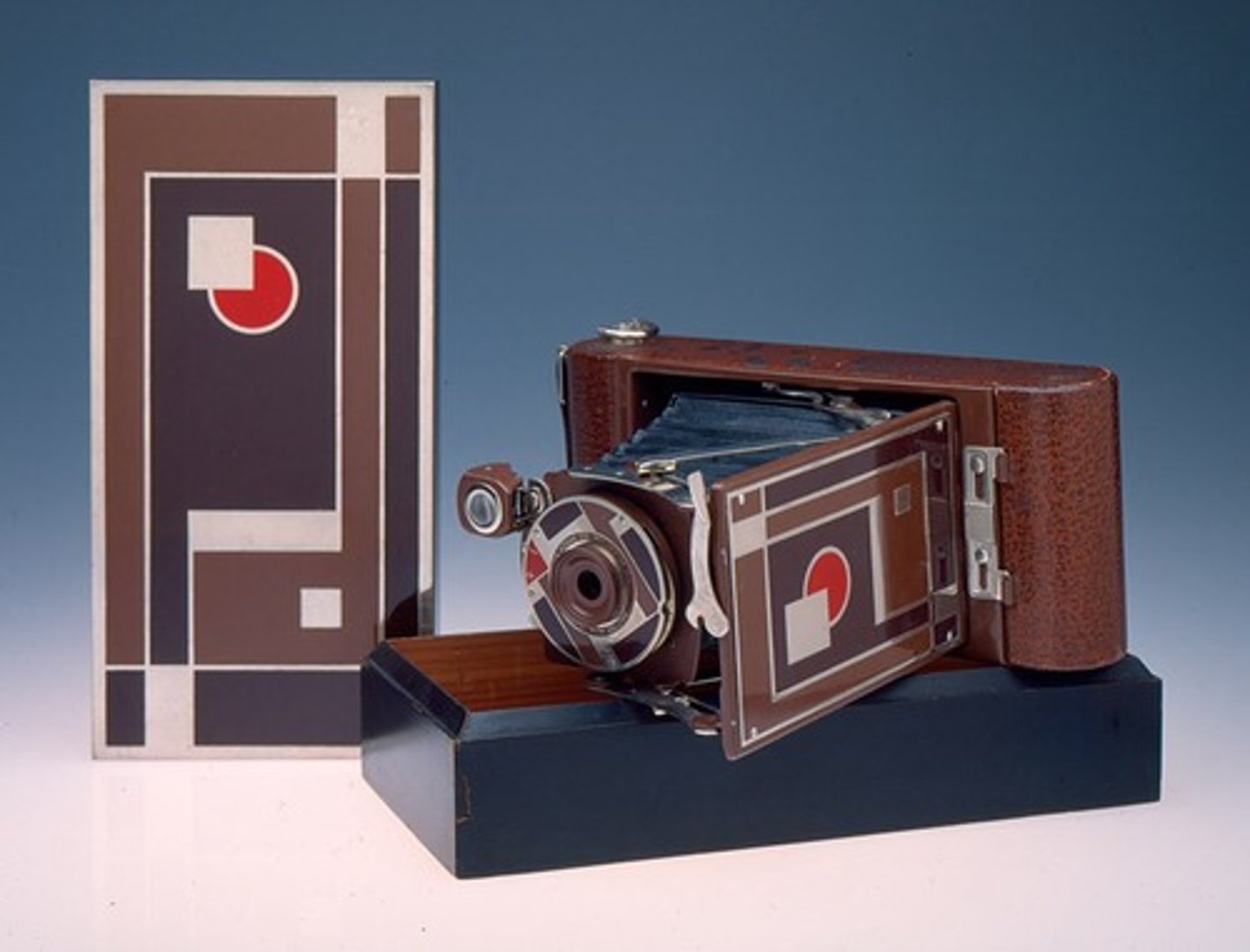 <p>1930 Teague<br>worked on the packaging and shell design</p>