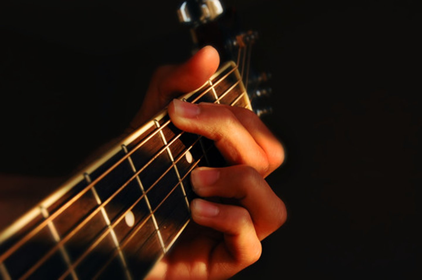 <p>to touch; to play (an instrument)</p>