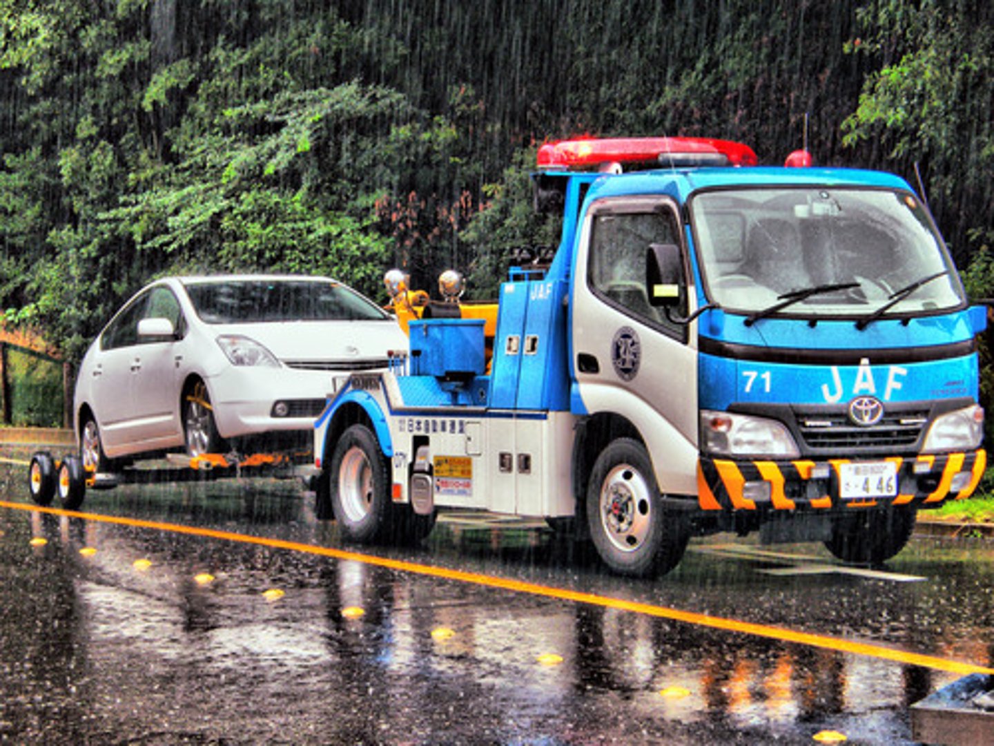 <p>To pull a car, boat, etc. along, fastened behind another vehicle or boat</p><p>(The road was closed while the vehicles that had been involved in the accident were ........ away/off)</p><p>(VERB) Kéo, cẩu</p>