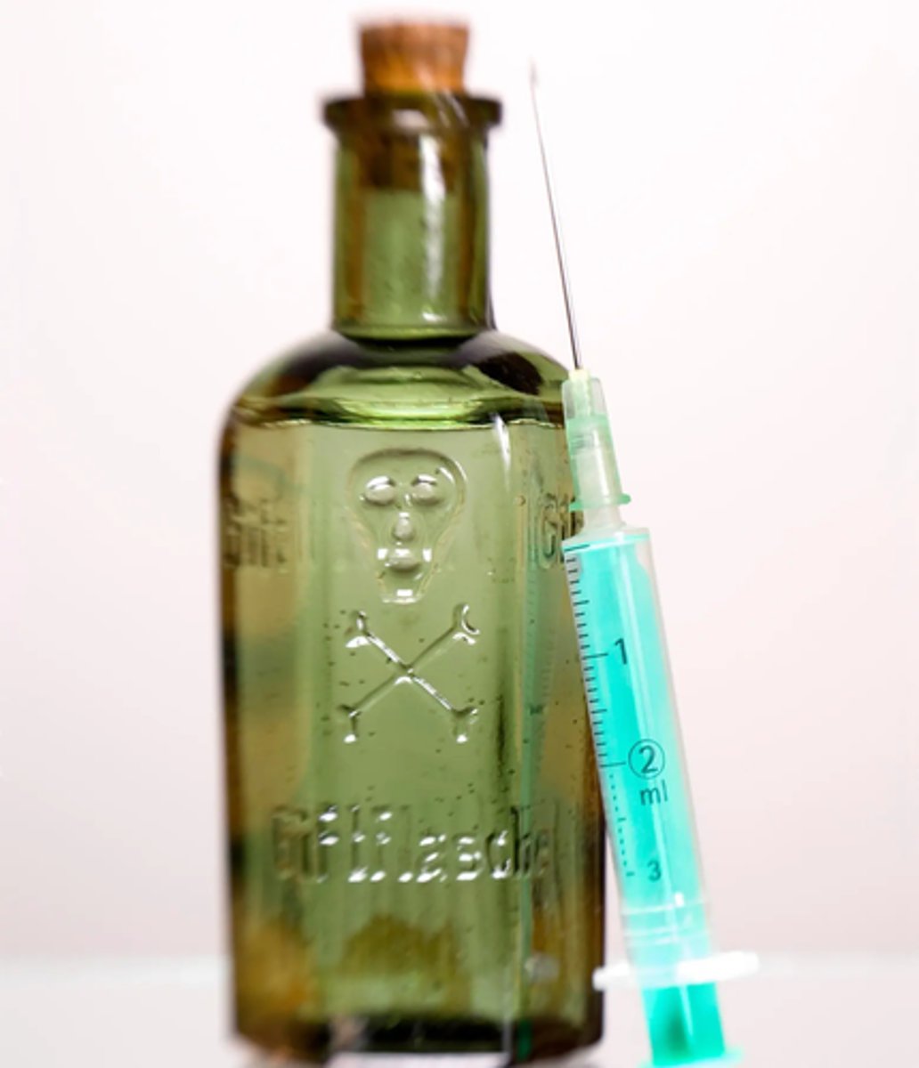 <p>- direct burn = poisoning</p><p>- cyanide: high incidence of cyanide toxicity in house fires => formed by incomplete combustion of nitrogen in burning plastics, vinyl</p><p>- cytotoxic = blocks cellular respiration</p>