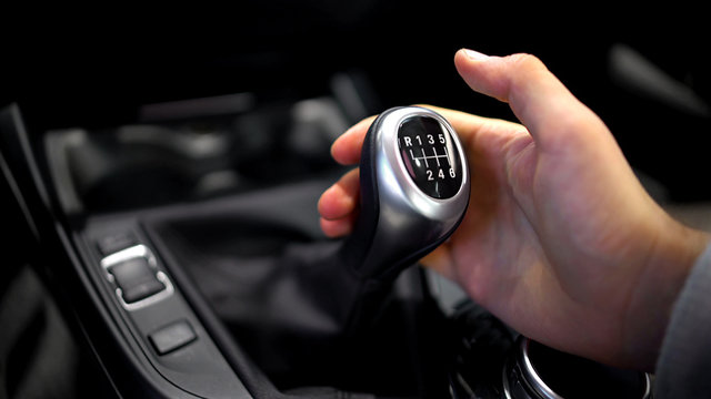 <p><span>a handle or stick that allows you to change gears in a vehicle</span></p>