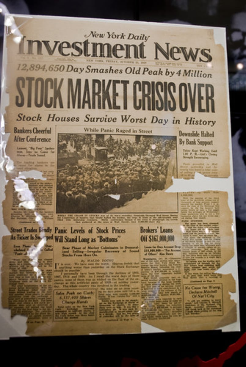<p>(October 1929 )Stock prices to fell quickly, and many people lost their entire life savings as many banks went bankrupt.</p>