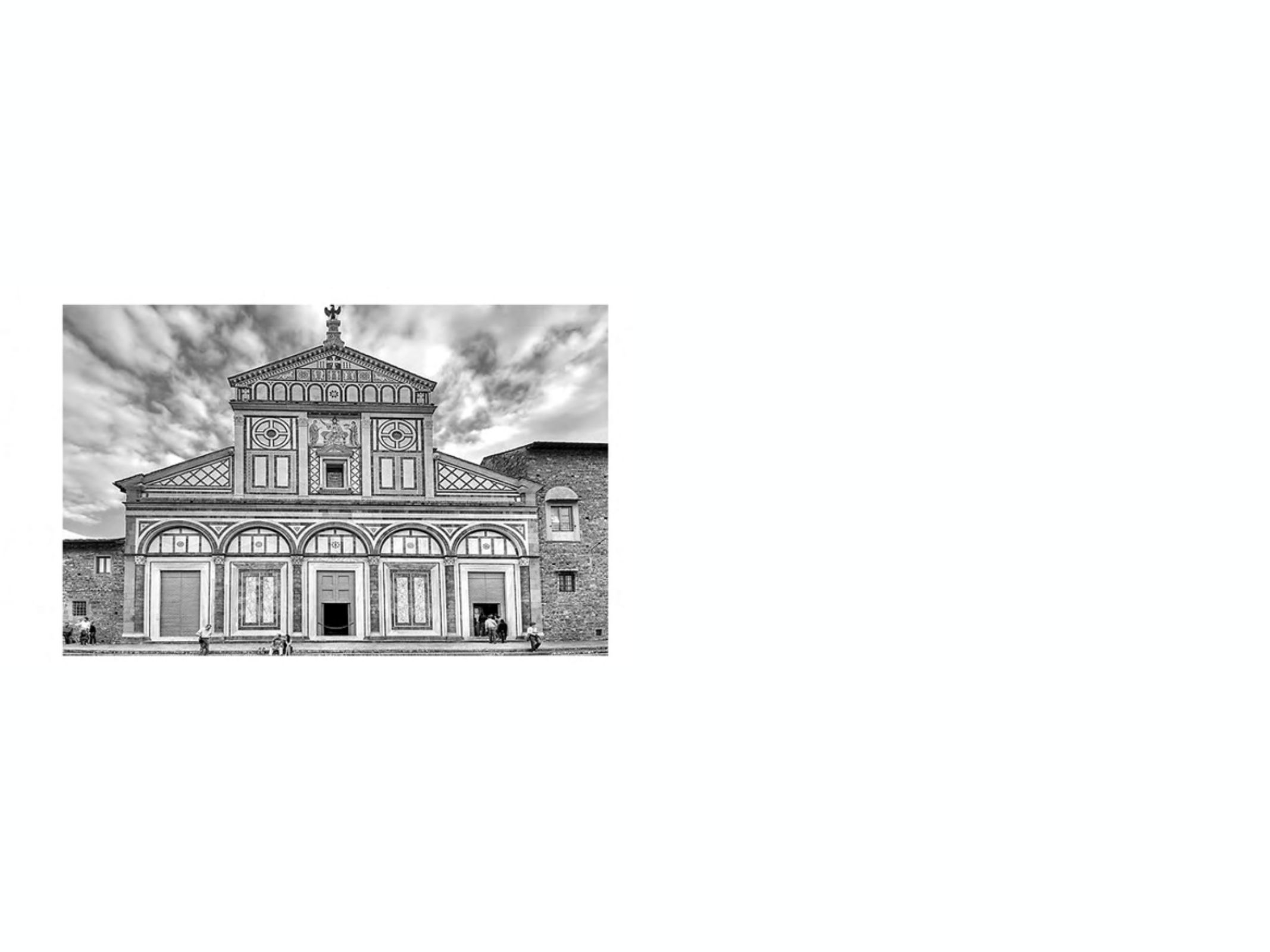 <p>A façade whose profile follows the section of the church and the different heights of the roof behind.</p>