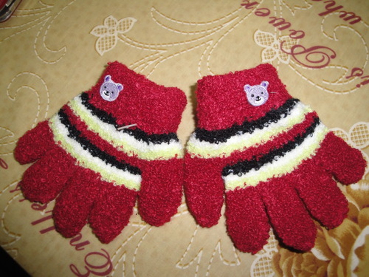 <p>gloves (shǒu tào)</p>