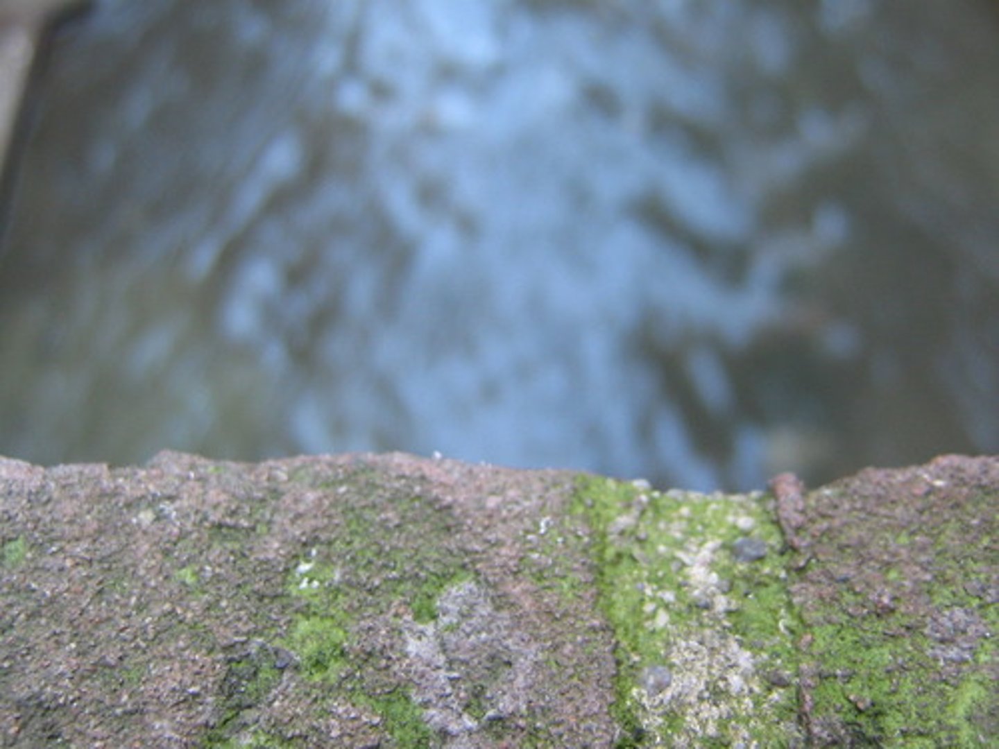 <p>trên bờ vực</p>